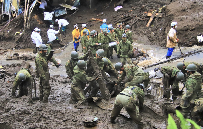 靜岡縣熱海市伊豆山區土石流，日本自衛隊在災區搜救，目前仍有29人失聯。   圖：翻攝陸上自衛隊 板妻駐屯地【公式】推特