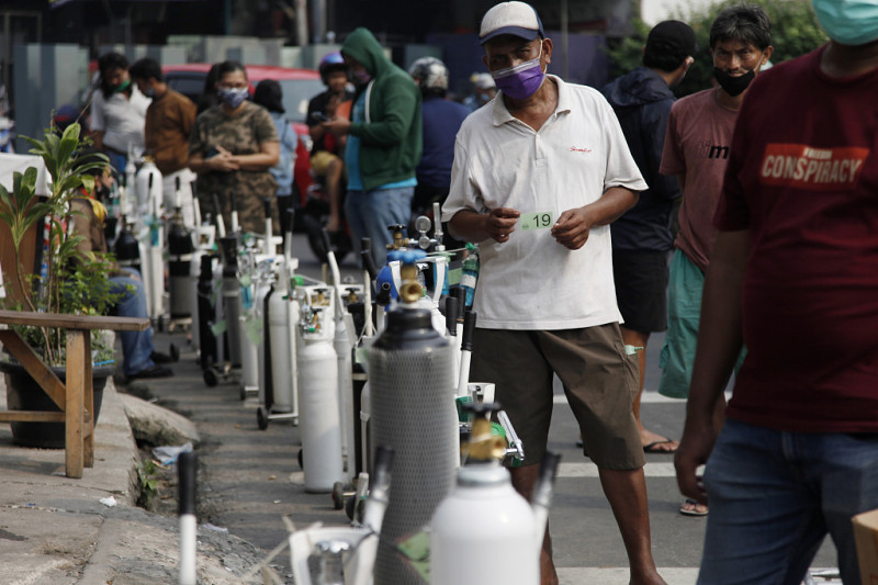 印尼民眾排隊給氧氣瓶充氧。   圖 : 翻攝自環球網