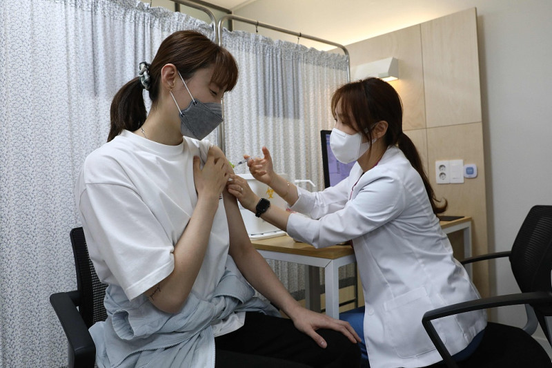 韓國民眾接種疫苗。   圖 : 翻攝自環球時報