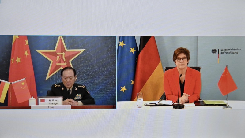 德國國防部長康坎鮑爾（右圖）6日與中國國防部長魏鳳和（左圖）召開視訊會議，不客氣地批判新疆人權問題。   圖：翻攝自德國國防部推特