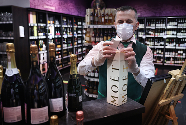 俄羅斯莫斯科，法國酩悅軒尼詩集團生產的香檳在超市促銷，工作人員在做包裝工作。   圖 : 翻攝自人民視覺