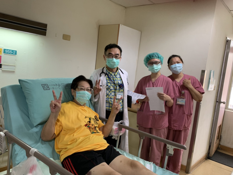 光田綜合醫院醫療團隊前往病房，關心新北重症婦(左)康復情況。   光田綜合醫院/提供