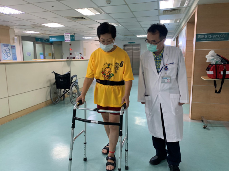 新北重症婦(左)康復後積極復健，光田綜合醫院感染科主任楊清鎮(右)陪伴在旁。   光田綜合醫院/提供