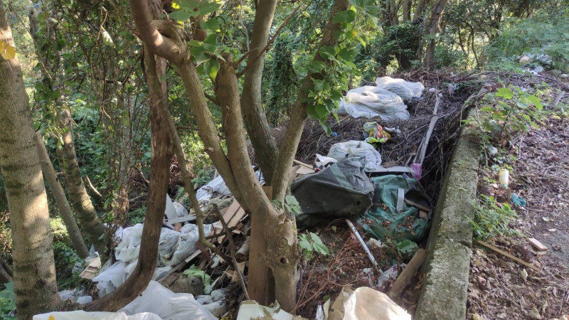 五股民義路山路旁及私有竹筍園遭非法棄置廢棄物   圖：新北市環保局提供
