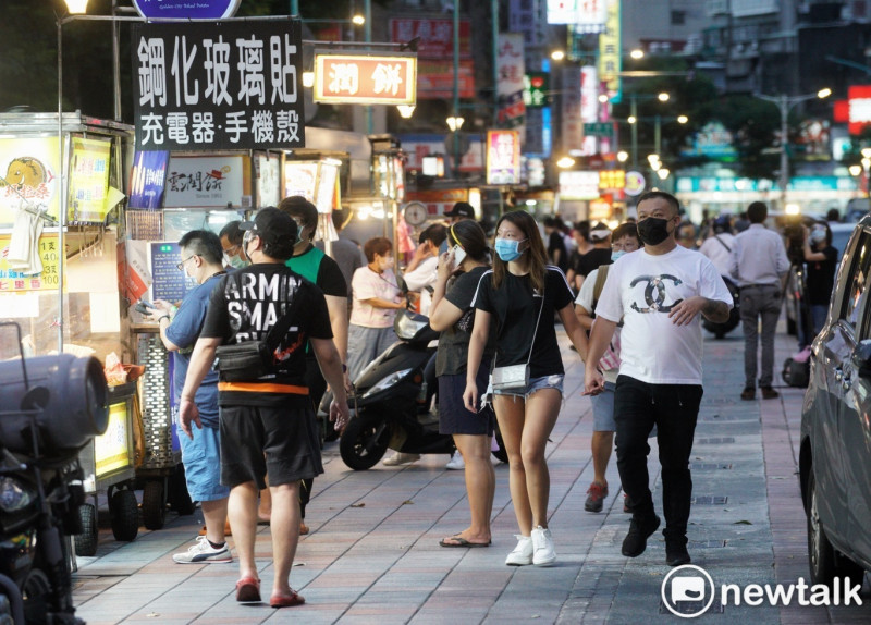 台灣採用三級警戒而非封城的劇烈手段，在大概兩個月的時間內就把疫情穩定控制。（示意圖／寧夏夜市）   圖：張良一/攝（資料照片）