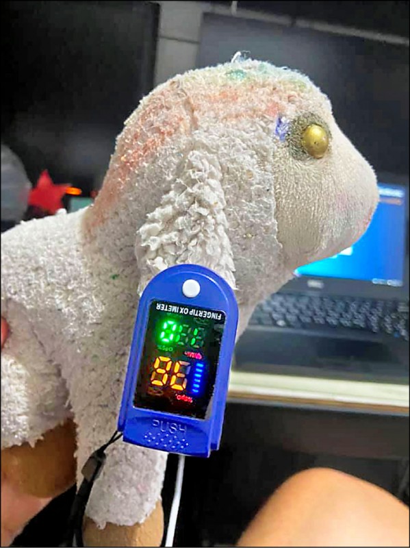 有民眾買到中國血氧機測試玩偶竟出現血氧反應。   圖：翻攝臉書