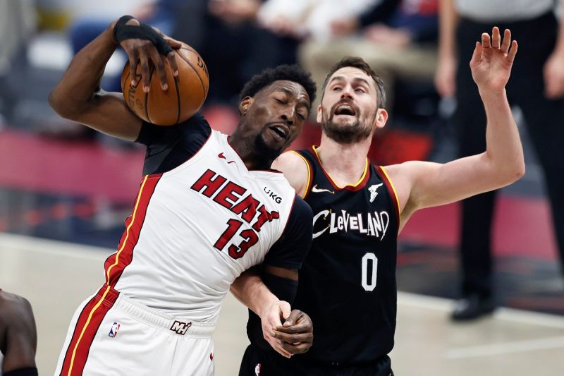 Bam Adebayo和Kevin Love對位。   圖：美聯社／達志影像／提供