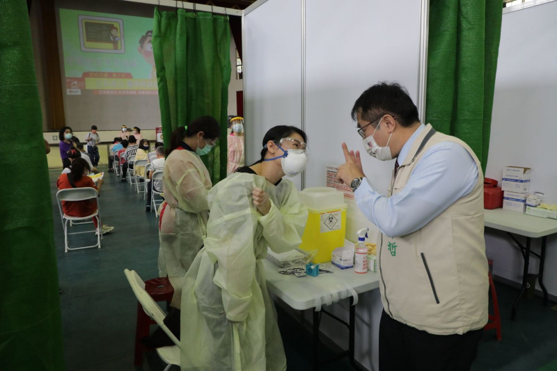 黃偉哲詢問醫護人員有關施打疫苗狀況。   圖：台南市府提供