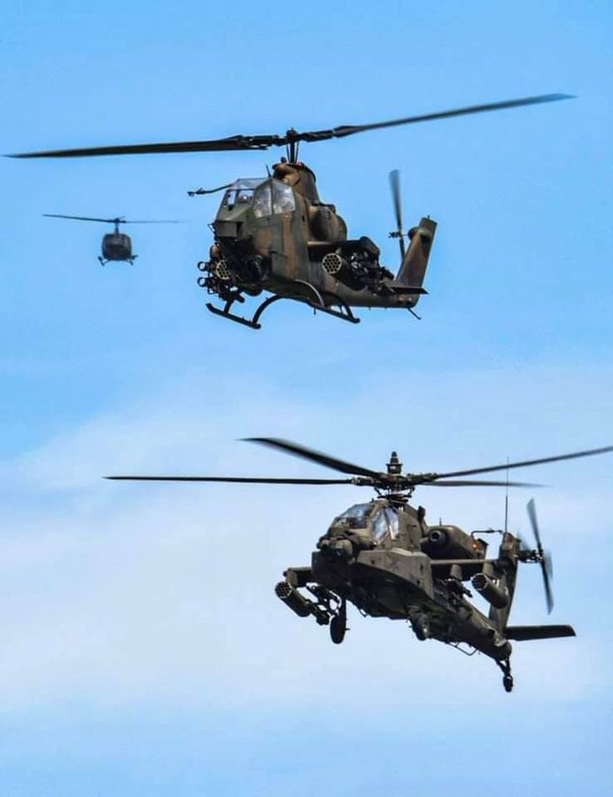 美日「東方之盾」聯合軍演，8日進行攻擊直升機聯合操演，美軍AH-64與日本陸上自衛隊的AH-1、UH-1同框。   圖：翻攝U.S. Army Japan推特
