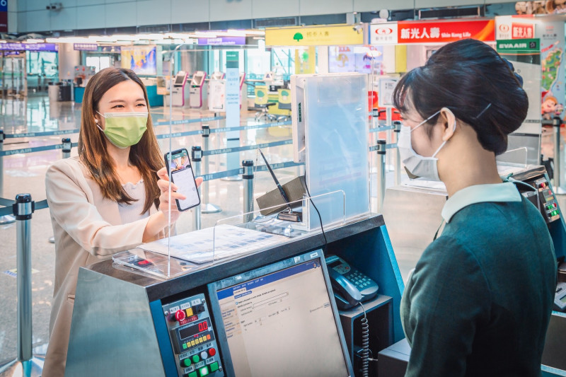 長榮航空推出「旅客健康聲明」電子化系統，旅客秀出QR code即可證明自己做過PCR核酸檢測。   圖：長榮航空／提供