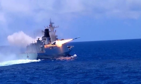 解放軍黃海軍演實彈射擊。 圖：翻攝東部戰區微博 (資料照片)