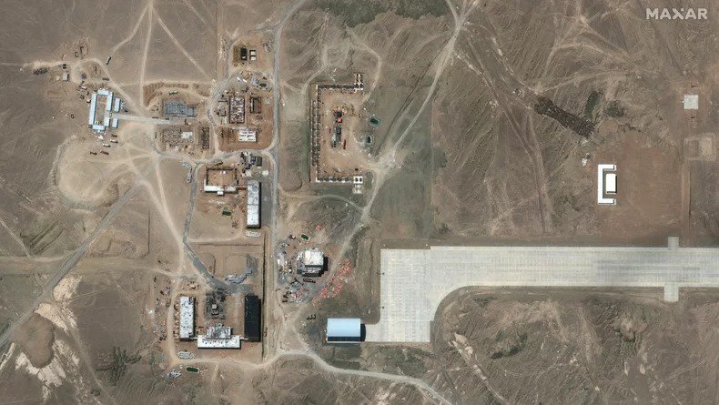 衛星照片顯示，中國正在羅布泊擴建秘密機場。   圖 : 翻攝自Maxar