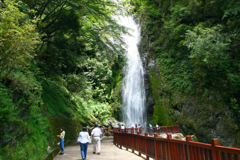 武陵桃山瀑布。   圖：東勢林管處／提供