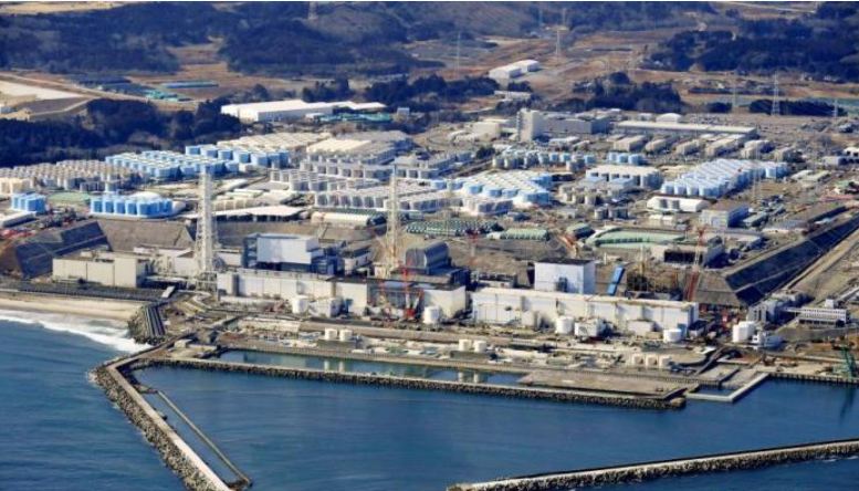 日本福島核電站，後方藍色圓柱為核廢水儲存槽。   圖：翻攝自中國新聞網 (資料照)