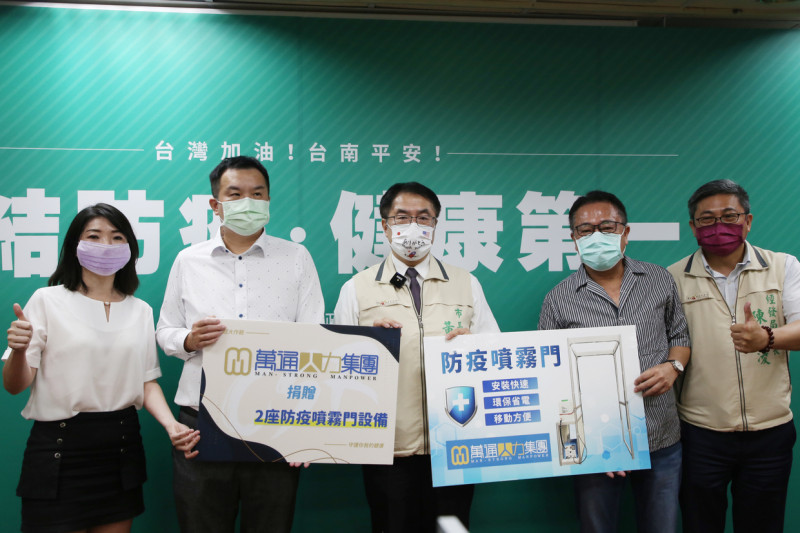 亞果集團集結旗下企業，共同捐贈「防疫門」給台南市市場處。   圖：亞果集團提供