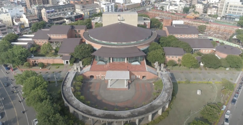 新竹縣政府文化局轄下美術館、縣史館等藝文場館，將自13日起適度解封開放，採分梯次預約參觀。圖為新竹文化廣場。   圖：翻攝自新竹縣政府文化局Youtube頻道