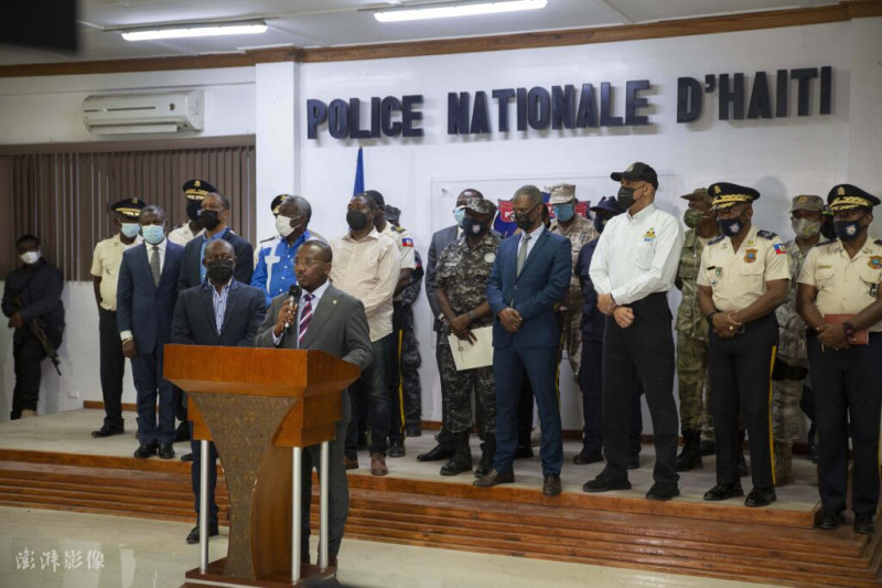 海地警方招開總統遭刺殺的案情調查記者會。海地總警長萊昂·夏爾說明案情。   圖 : 翻攝自彭湃影像