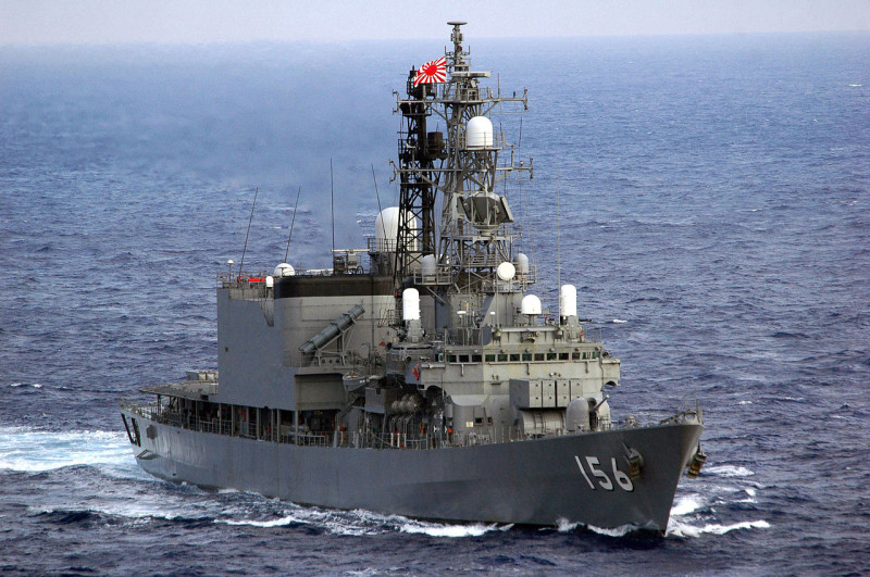 正在亞丁灣執行「反海盜」任務的日本海上自衛隊「朝霧級」驅逐艦「瀨戶霧號(DD-156)」。   圖：翻攝維基百科