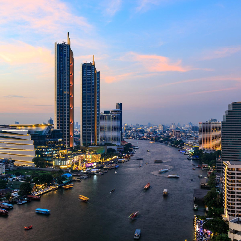 泰國宣布自12日起對曼谷及周邊5個府實施新一輪防疫限制措施，包括百貨商場停業及「實質宵禁」。   圖：翻攝泰國觀光局網站