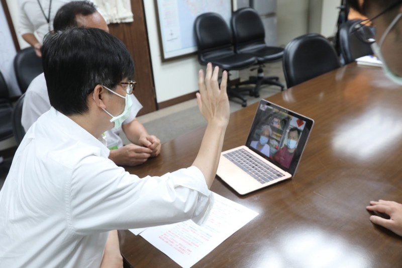高雄市長陳其邁今天下午透過視訊向盧宗明父親表示關心。   圖：高雄市政府提供