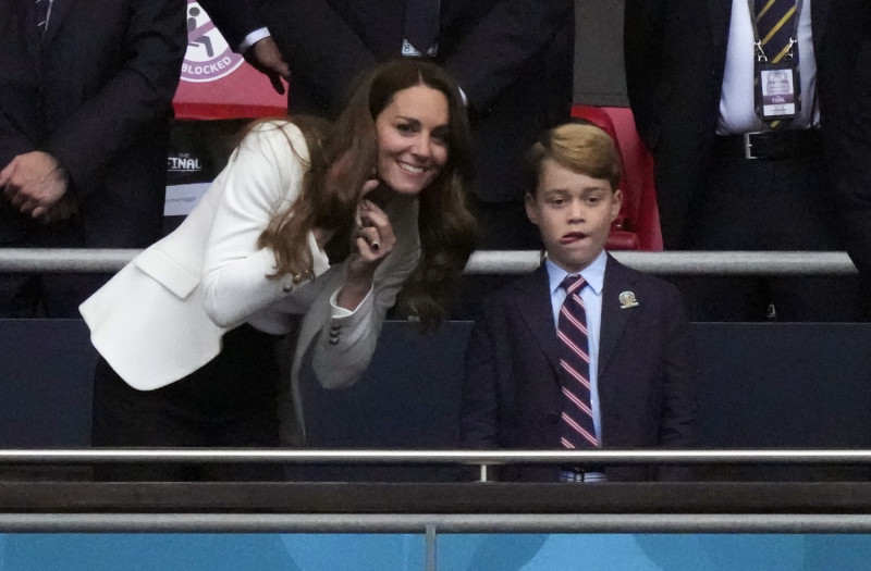 威廉王子與凱特王妃帶著7歲的喬治王子，三人坐在現場的VIP包廂觀賞歐國盃決賽。   圖:達志影像/路透社