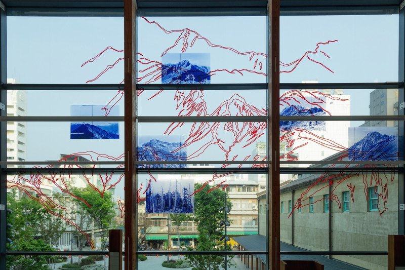 嘉義市立美術館7月13日起微解封開放參觀，圖為「捕風景的人」作品。   圖：嘉義市立美術館/提供