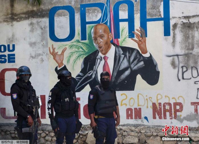 海地維安部隊站在遇刺總統摩依士的畫像旁   圖 : 翻攝自中新網
