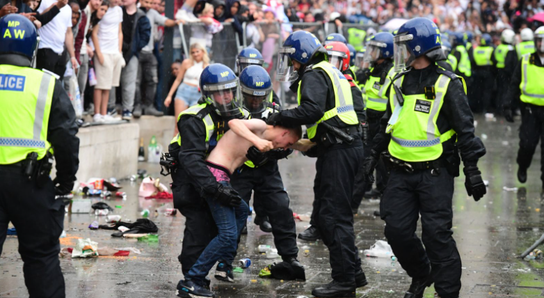 除了種族主義的不雅言論或亂扔垃圾的失序行為外，英格蘭還發生球迷失控鬥毆的事件，49人因攻擊性行為被捕，有19名警察因此受傷。   圖：翻攝自海外網