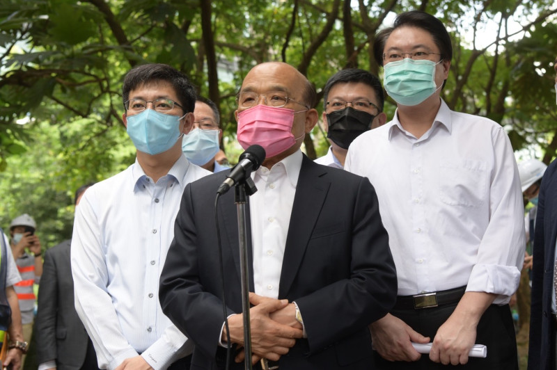 行政院長蘇貞昌今（13）天上午視察基隆市過港路汰換管線工程前受訪。   圖：行政院提供