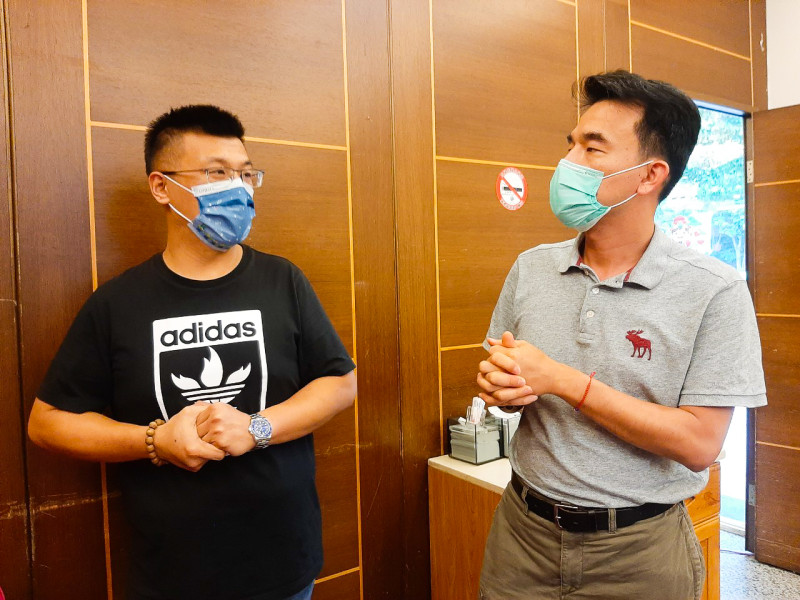林口區長藍品畯(右)與金湯匙執行長陳漢仁(左)討論創意行銷   圖：林口區公所提供