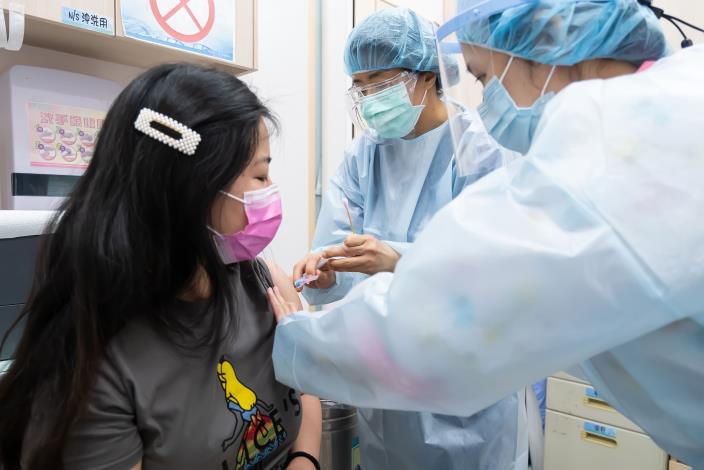 新竹縣政府強化嬰幼兒防護網，已經有9成托育人員完成第1劑新冠肺炎疫苗的接種。   圖：新竹縣政府提供