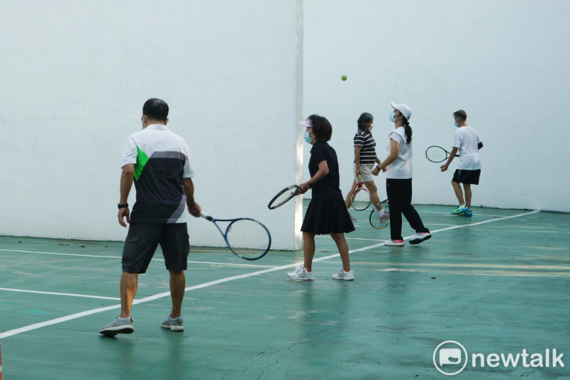 一些民眾清晨在青年公園網球練習場對著牆壁練球。   圖：張良一/攝