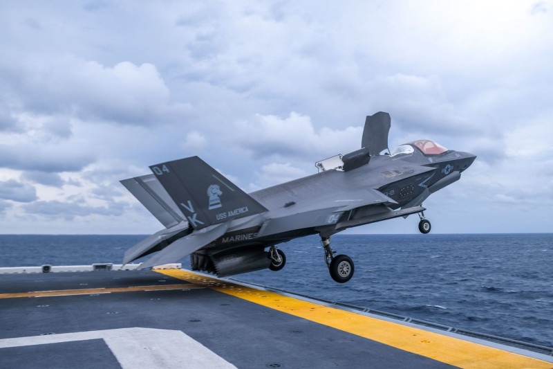 「F-35B閃電Ⅱ」戰鬥機自兩棲攻擊艦「美利堅號(LHA-6)」起飛執行空對地攻擊操演。   圖：翻攝III MEF Marines推特