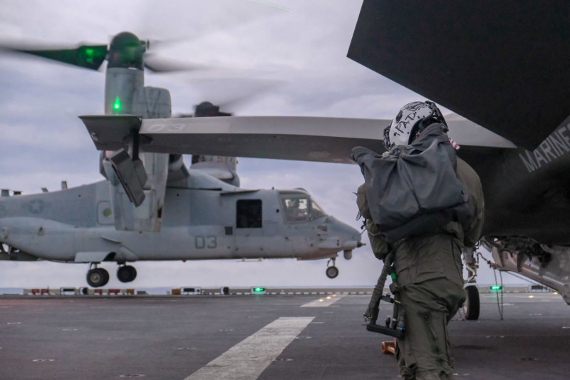 「MV-22B魚鷹」運輸機自兩棲攻擊艦「美利堅號(LHA-6)」起飛執行空對地攻擊操演。   圖：翻攝III MEF Marines推特