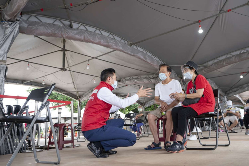 新竹市長林智堅日前視察長輩施打疫苗。（資料照片）   圖：新竹市政府／提供（資料照片）