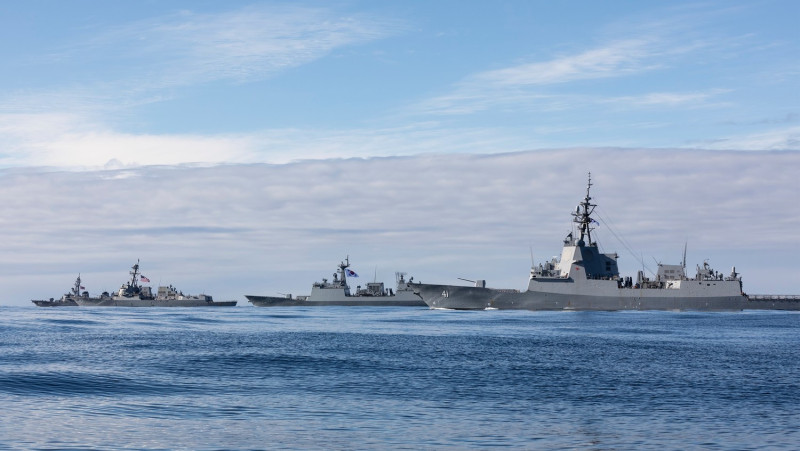 圖為美日澳韓海軍艦艇齊聚澳洲東海岸，舉行「太平洋先鋒2021」軍演   圖：翻攝自澳洲國防部臉書