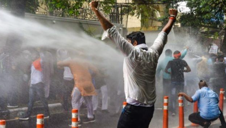 在印度民眾抗議缺水之際，首都地區的德里警方卻在當地時間7月12日使用高壓水槍驅散抗議者。   圖：翻攝自環球網