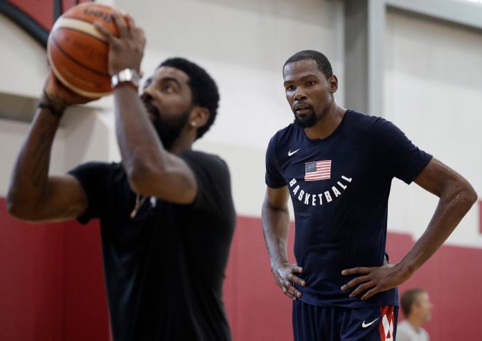 Kevin Durant（右）、Kyrie Irving是美國隊隊友，新賽季將在籃網和體。   圖：美聯社／達志影像／提供