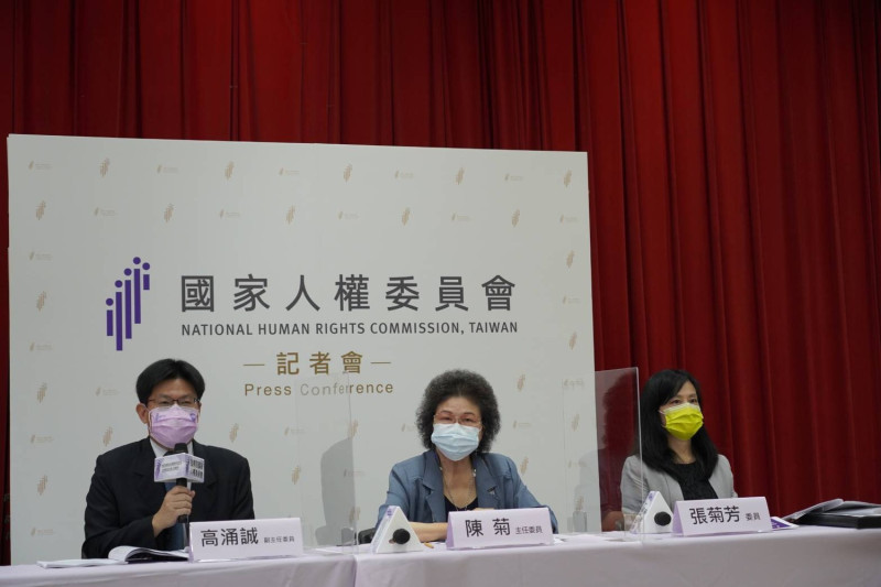 國家人權委員會副主委高涌誠、主委陳菊、委員張菊芳（由左至右）。   圖：國家人權委員會提供