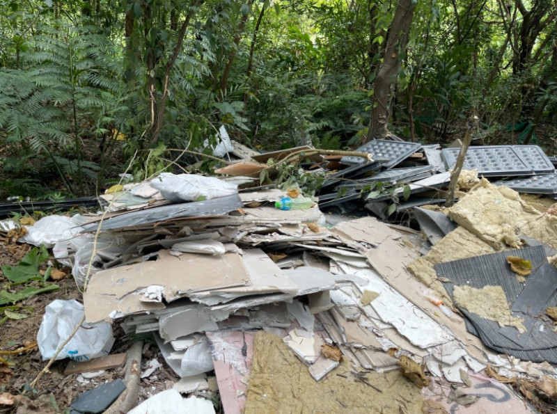 環保局7月10日接獲里長通報，位於汐止區八連路一段山區遭非法棄置大量廢棄物   圖：新北市環保局提供