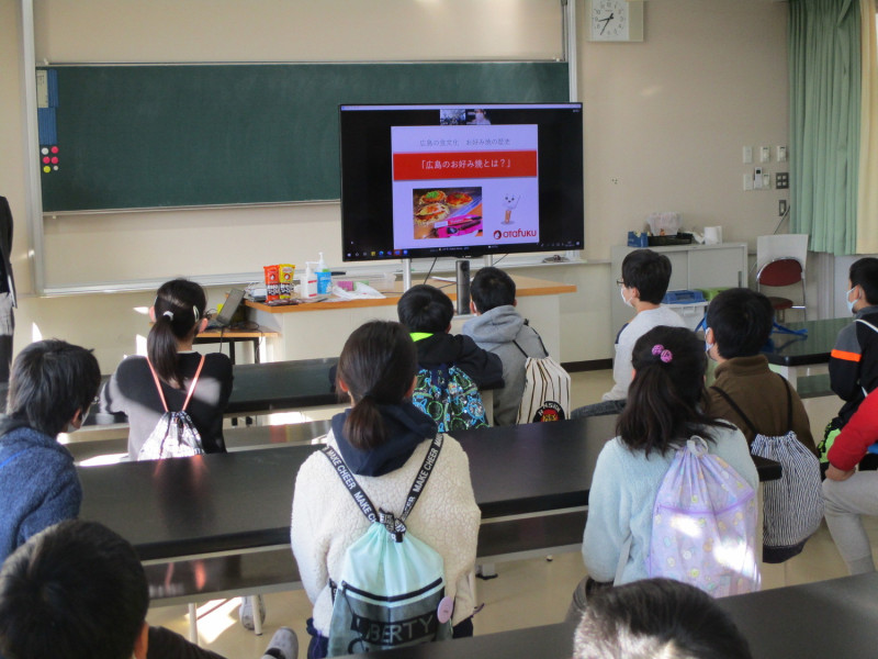 日本某國小因應疫情，進行「線上戶外教學」。   圖：翻攝自生駒市官網