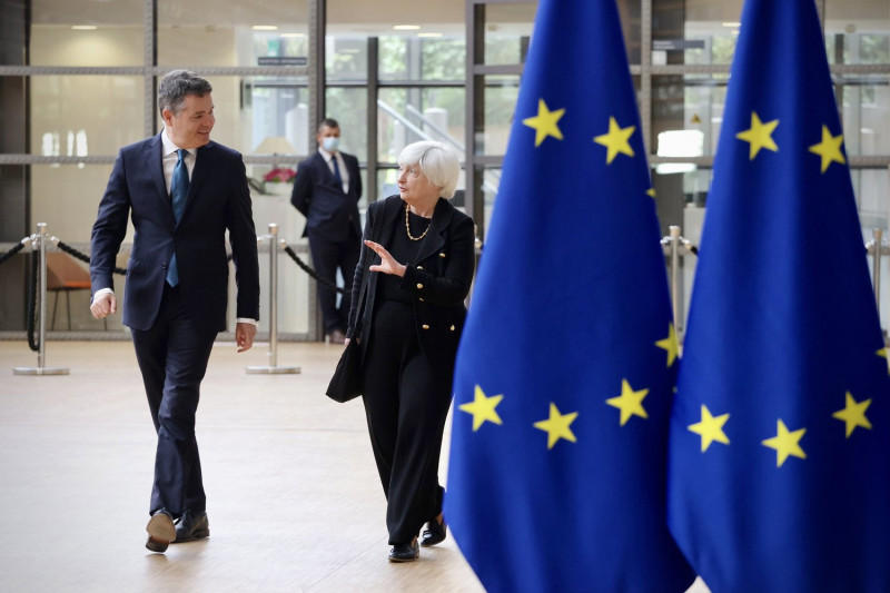 美國財政部長葉倫（前排右）近日訪問布魯塞爾，密集與歐盟各國修復關係。   圖：翻攝自葉倫推特
