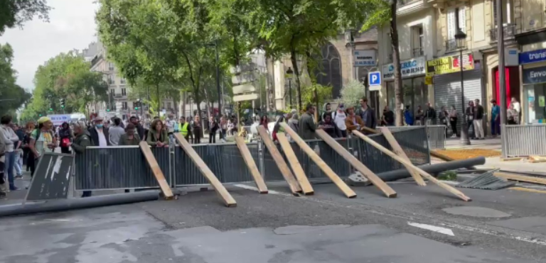 在法國國慶日 (14) 當天出現許多大規模抗議行動，民眾立起柵欄防止警方驅離。   圖：翻攝自環球網