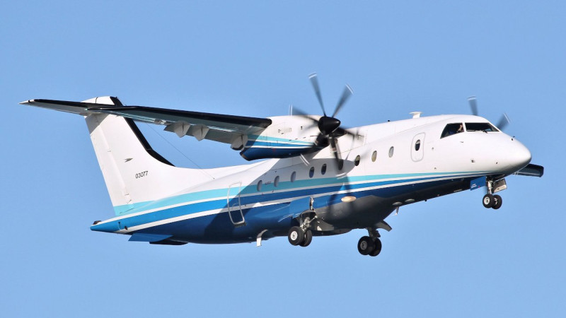美軍行政專機C-146A從沖繩飛往台北松山機場，據傳該專機是交付包裹給美國在台協會（AIT）。   圖：New 27 Brigade / Twitter