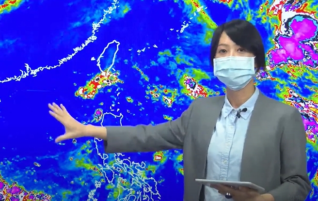 預報員謝佩芸說明未來2週熱帶系統發展。   圖：擷取自氣象局直播