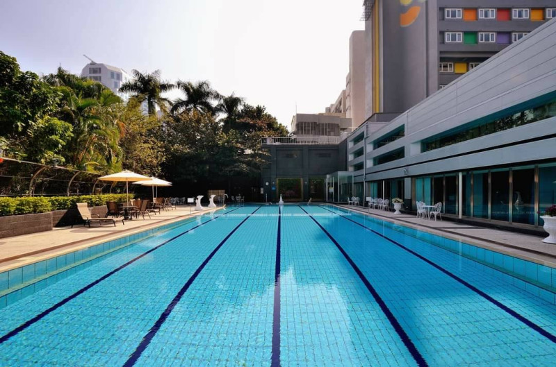 華園大飯店游泳池是很多人的回憶。   圖：翻攝臉書