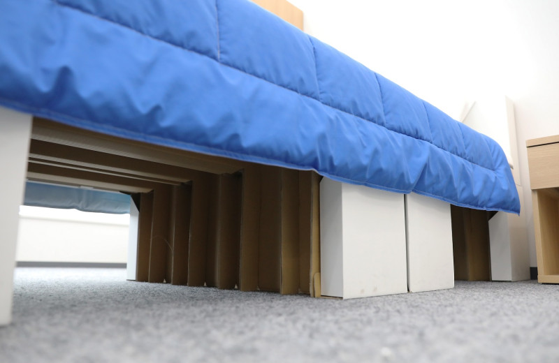 東京奧運選手村床板，採用磅數極高的紙板製作。   圖:新華社