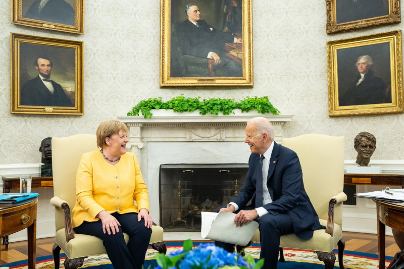 德國總理梅克爾（左）任內最後一次訪問美國，與美國總統拜登相談甚歡，也達成不少共識。   圖：翻攝自拜登臉書