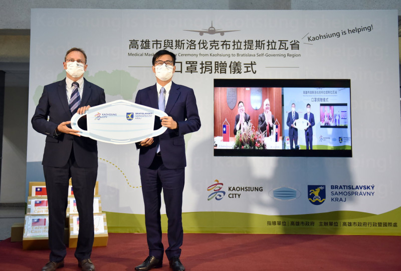 陳其邁(右)去年捐贈30萬片口罩給斯洛伐克代表。   圖：高雄市政府提供
