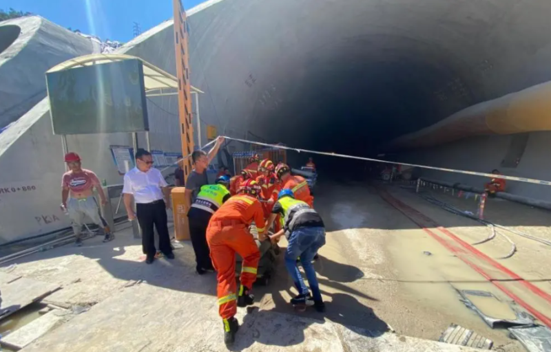 石景山隧道施工段1.16公里位置發生透水事故，導致14名施工人員被困，已有超千人投入救援。   圖：翻攝自騰訊網